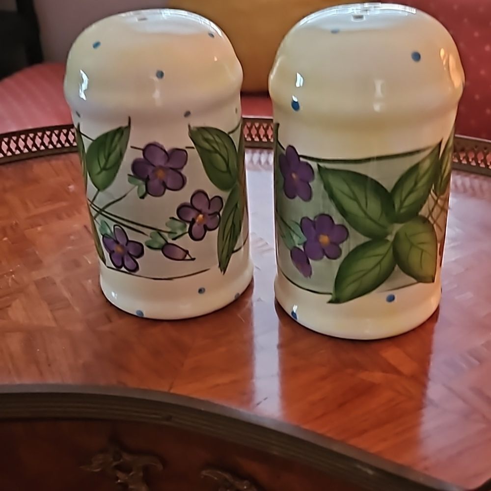 Vintage ceramic salt and pepper shakers with green and blue flowers. - Picture 2 of 5